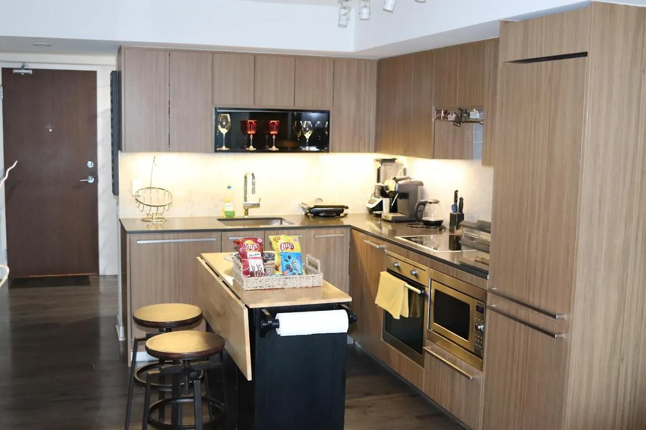 Luxurious Downtown Condo With Breathtaking Lake And Cn Tower Views In The Heart Of A Vibrant Neighbourhood Toronto